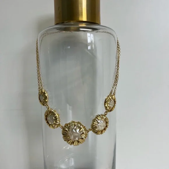 TALBOTS NECKLACE, GOLD TONE WITH PEARL LIKE INSET - Picture 1 of 4